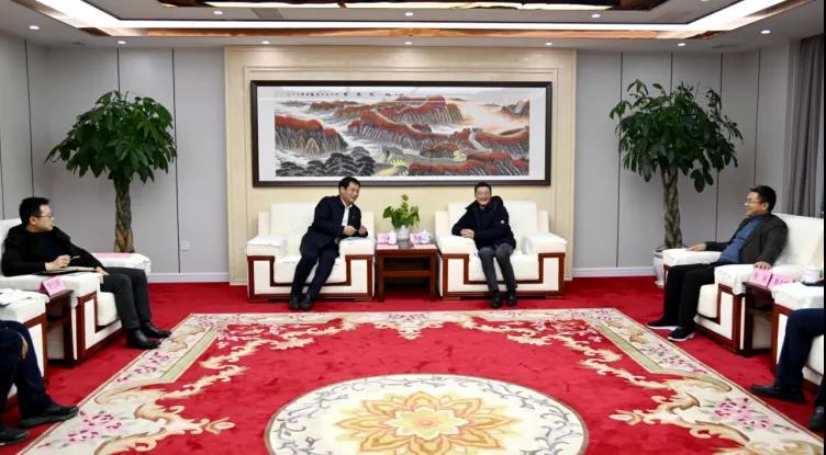 發(fā)達控股集團董事長(cháng)徐豐賢一行赴進(jìn)賢縣考察