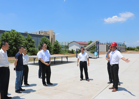 省人大常委會(huì )副主任龔建華一行蒞臨集團裝配式產(chǎn)業(yè)園調研“降成本、優(yōu)環(huán)境”